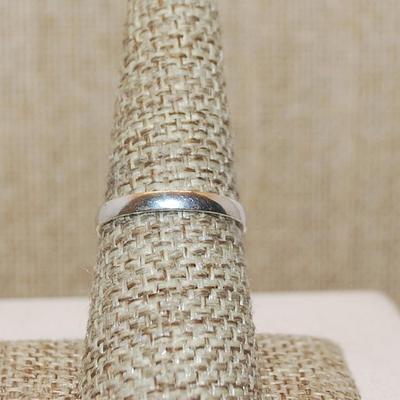 Size 8 Light GREEN Pear Shape Transparent Glass Rhinestone Ring with a 6 Loop & Side Globes Rim Setting on a Silver Tone Band (4.9g)