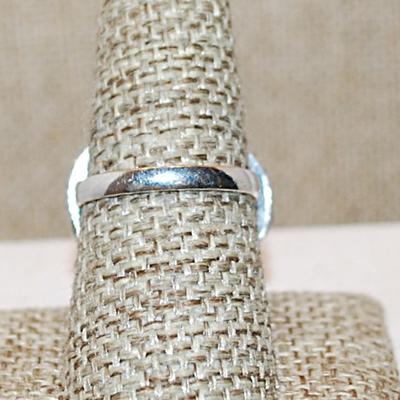 Size 8½ Oval PINK Rough-Cut Quartz Gemstone Ring with a 6 Loop Surround on a Silver Tone Band (7.2g)