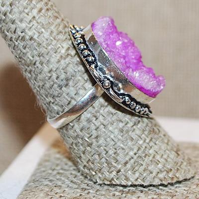 Size 8½ Oval PINK Rough-Cut Quartz Gemstone Ring with a 6 Loop Surround on a Silver Tone Band (7.2g)