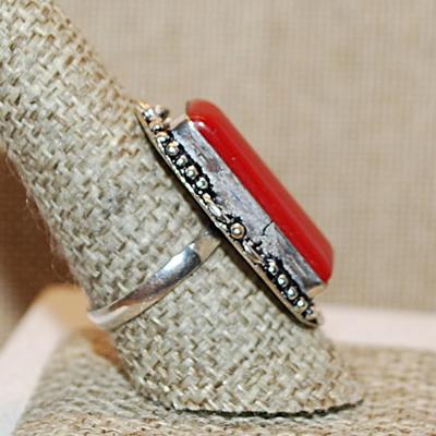 Size 9¼ Bright RED Long Rectangle Shape JASPER Gemstone Ring with a 6 Loop Surround on a Silver Tone Band (8.8g)