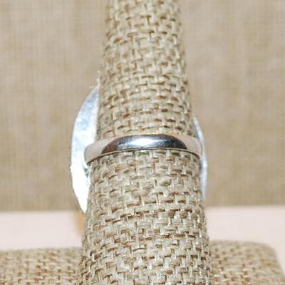 Size 9 Large Oval BLACKS & GRAYS Colored DENDRITE OPAL Gemstone with Full Rope Surround on a Silver Tone Band (11.9g)