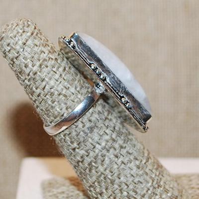 Size 7 Large Triangle Shaped Opaque WHITES & GRAYS Colored AGATE Gemstone with Line/Globes Surround on a Silver Tone Band (10.5g)