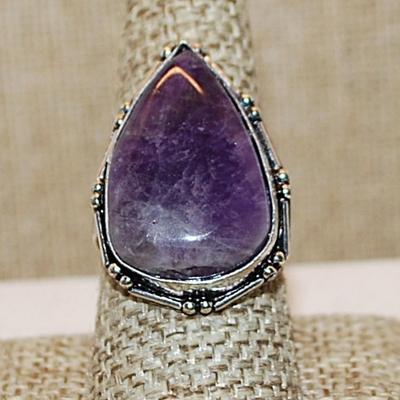 Size 9½ Long PEAR Shaped PURPLE Colored AMETHYST Gemstone with Line/Globes Surround on a Silver Tone Band (9.1g)