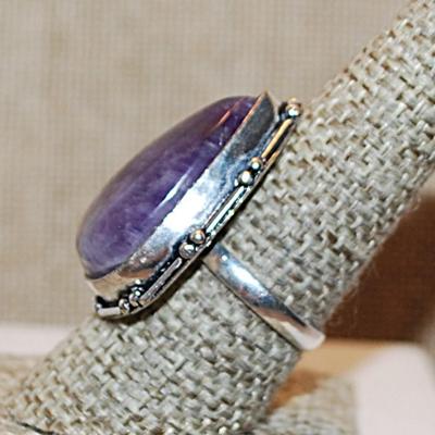 Size 9½ Long PEAR Shaped PURPLE Colored AMETHYST Gemstone with Line/Globes Surround on a Silver Tone Band (9.1g)