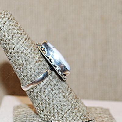 Size 7½ PEAR Shaped DENDRITE OPAL Gemstone Ring with a 6 Loop Surround on a Silver Tone Band (4.7g)