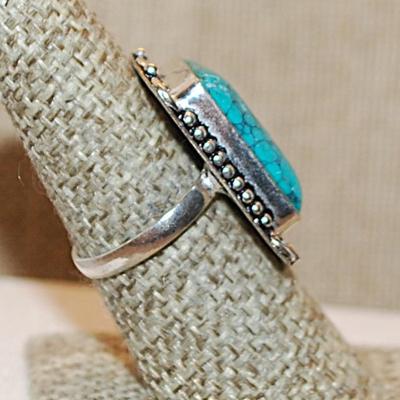 Size 8½ RECTANGLE Shaped Crackled TURQUOISE Gemstone Ring with a 8 Loop Surround on a Silver Tone Band (7.5g)