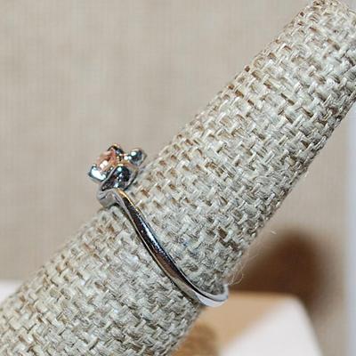 Size 7½ Delicate CHAMPAGNE Colored Round Stone with Side Swirls on a Silver Tone Band (2.0g)