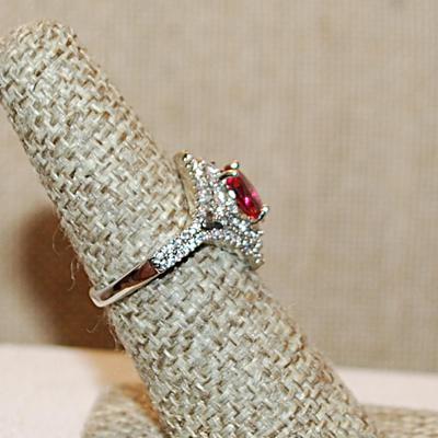 Size 6½ Oval RED PINK Stone on a Diamond Shaped Setting & Glitter Surround on a Silver Tone OPEN Band (3.1g)