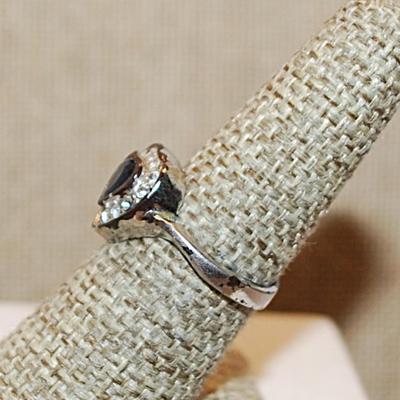 Size 7¼ VINTAGE Deep BLUE HEART Ring on a Heart Setting and Silver Tone Band (3.5g)