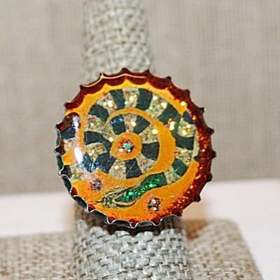 Size 8½ Very Unique "Soda Bottle Top" Ring with Colorful Clear Acrylic Top SNAKE on an OPEN Silver Tone Band (8.0g)