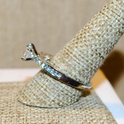 Size 10 Highrise Clear Stone Ring with Very Ornate Setting with a Silver Tone Band (3.8g)