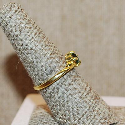 Size 7½ Bright Round Emerald GREEN 4 Prong Stone Ring on a Bright Gold Tone Band (1.8g)