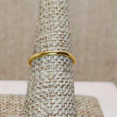 Size 7½ Bright Round Emerald GREEN 4 Prong Stone Ring on a Bright Gold Tone Band (1.8g)