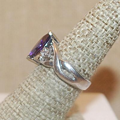 Size 7½ Large MARQUISE PURPLE STONE RING with Side Accent Stones on a Twisted Silver Tone Band (4.8g)
