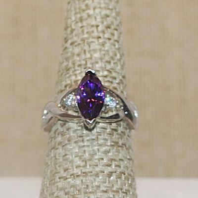 Size 7½ Large MARQUISE PURPLE STONE RING with Side Accent Stones on a Twisted Silver Tone Band (4.8g)