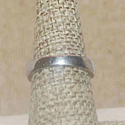 Size 7½ Large MARQUISE PURPLE STONE RING with Side Accent Stones on a Twisted Silver Tone Band (4.8g)