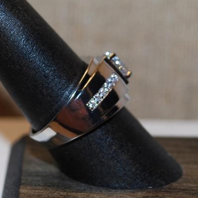 Size 11 Single Clear Center Stone Ring with Line Accents on a Solid Silver Tone Band (7.2g)