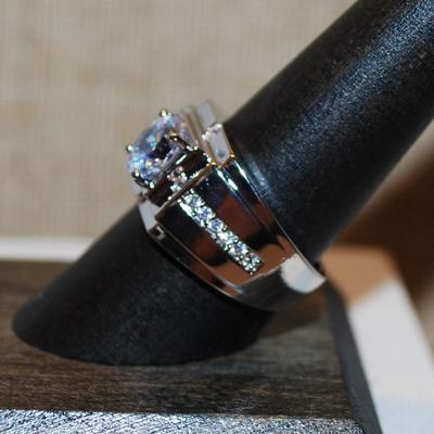 Size 11 Single Clear Center Stone Ring with Line Accents on a Solid Silver Tone Band (7.2g)