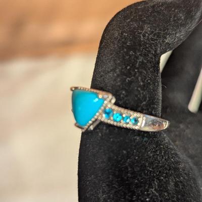 STS 925 Sterling silver wring with trillion shaped turquoise stone size 8
