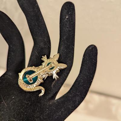 green jewel cat brooch- vintage