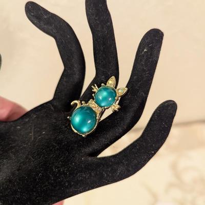green jewel cat brooch- vintage