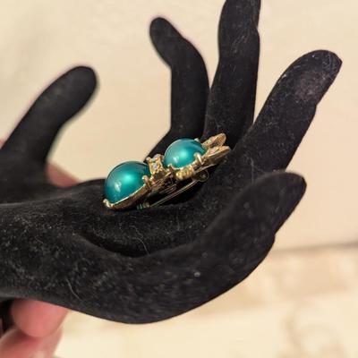 green jewel cat brooch- vintage