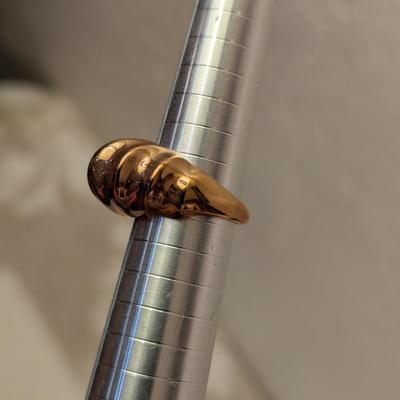 Sarah Coventry gold finish ring size 6.5