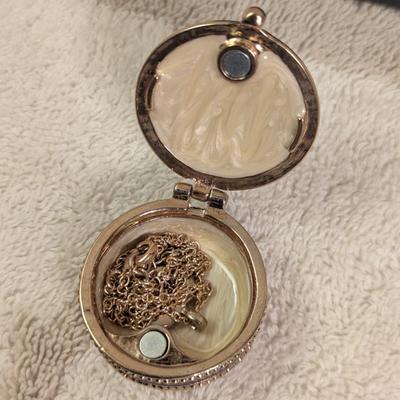 Heart necklace and trinket box