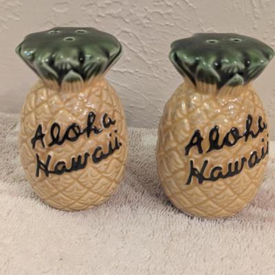 vintage aloha Hawaii ceramic salt and pepper - made in Japan