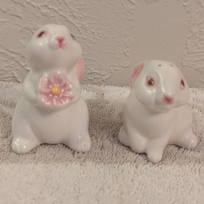 vintage ceramic rabbit salt and pepper