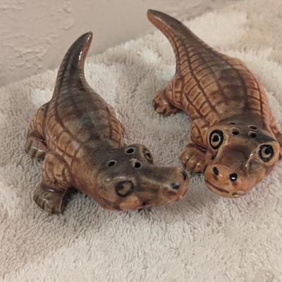 vintage ceramic alligator salt and pepper