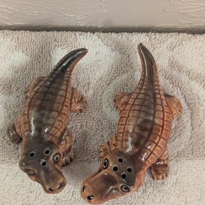 vintage ceramic alligator salt and pepper