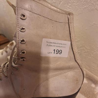 Women's size 9 vintage roller skates