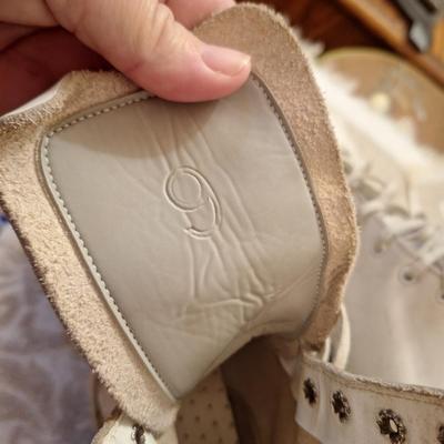 Women's size 9 vintage roller skates