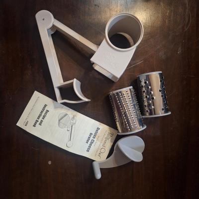 Pampered Chef Deluxe Cheese Grater, model number 1275