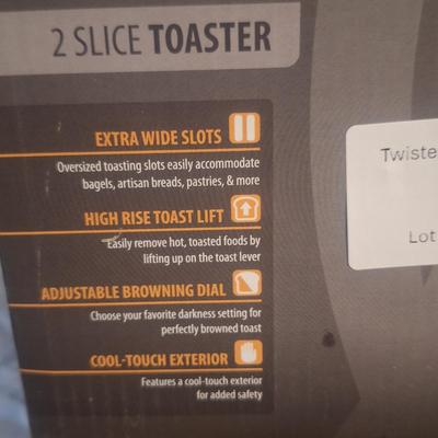 Toastmaster 2-slice toaster . New in box