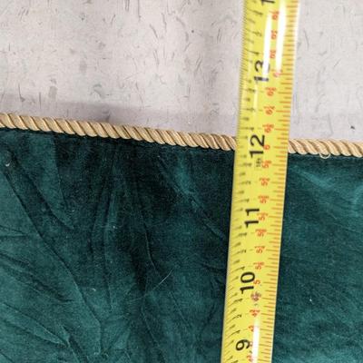 Several Different Sizes Of Table Runners