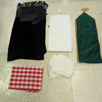 Several Different Sizes Of Table Runners