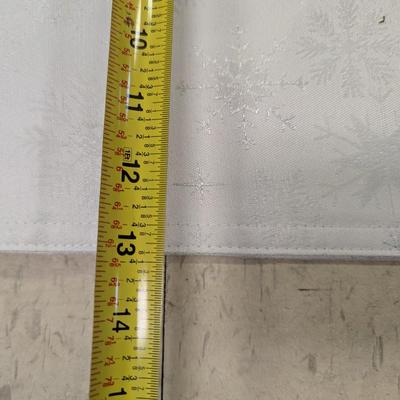 Several Different Sizes Of Table Runners