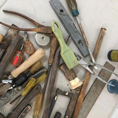 Lot Garage Tools, Snips, Saws, Screw Drivers, Pliers, Hammers...