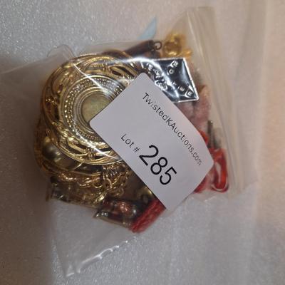 mixed bag of jewelry and pieces