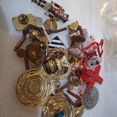 mixed bag of jewelry and pieces