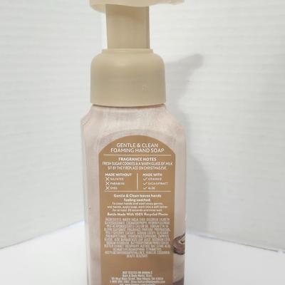 Bath and Body Works Santa’s Milk & Cookies Foaming Hand Soap Cozy Christmas Treat