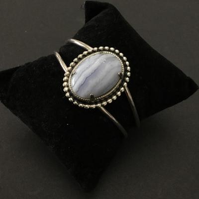 Beautiful vintage Silver plated, agate stone hinged bracelet