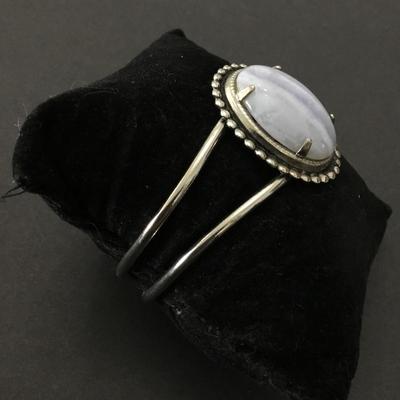 Beautiful vintage Silver plated, agate stone hinged bracelet