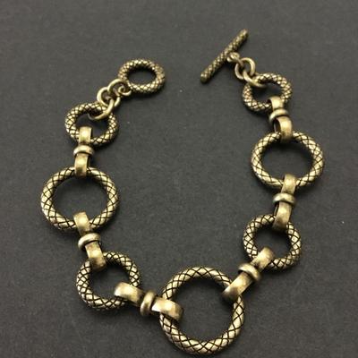 Beautiful bronze tone toggle bracelet