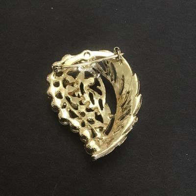 Beautiful, vintage, gold tone, faux pearls brooch