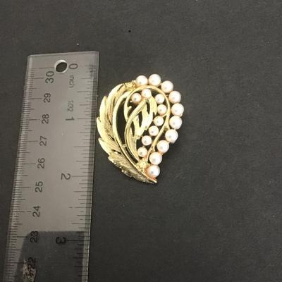 Beautiful, vintage, gold tone, faux pearls brooch
