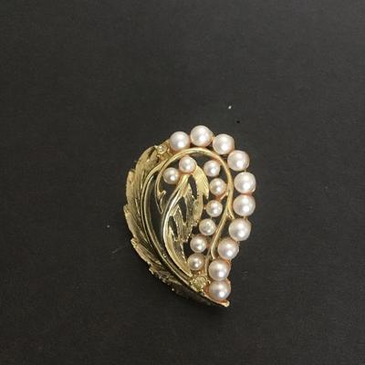 Beautiful, vintage, gold tone, faux pearls brooch