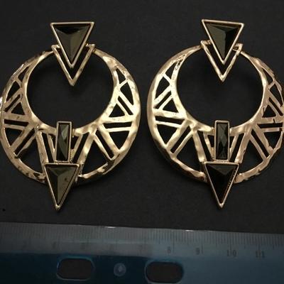 Gorgeous very nice gold toned statement earrings